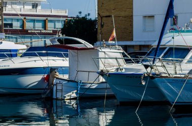 Cabo De Palos, İspanya - 8 Şubat 2019 A güzel marina lüks yatların ve Cartagena turistik sahil kasabası motorlu tekneler