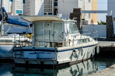 Cabo De Palos, İspanya - 8 Şubat 2019 A güzel marina lüks yatların ve Cartagena turistik sahil kasabası motorlu tekneler