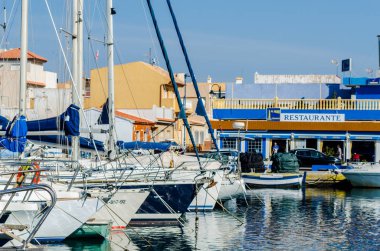 Cabo De Palos, İspanya - 8 Şubat 2019 A güzel marina lüks yatların ve Cartagena turistik sahil kasabası motorlu tekneler