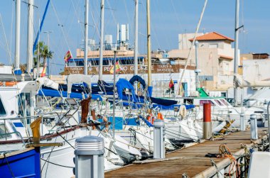 Cabo De Palos, İspanya - 8 Şubat 2019 A güzel marina lüks yatların ve Cartagena turistik sahil kasabası motorlu tekneler