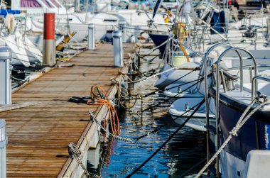 Cabo De Palos, İspanya - 8 Şubat 2019 A güzel marina lüks yatların ve Cartagena turistik sahil kasabası motorlu tekneler