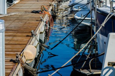 Cabo De Palos, İspanya - 8 Şubat 2019 A güzel marina lüks yatların ve Cartagena turistik sahil kasabası motorlu tekneler