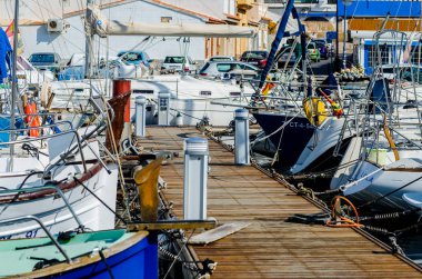 Cabo De Palos, İspanya - 8 Şubat 2019 A güzel marina lüks yatların ve Cartagena turistik sahil kasabası motorlu tekneler
