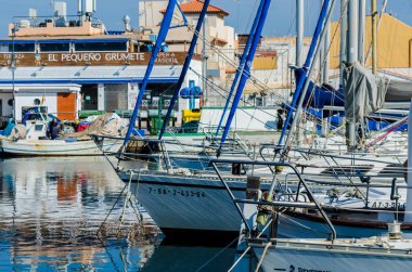 Cabo De Palos, İspanya - 8 Şubat 2019 A güzel marina lüks yatların ve Cartagena turistik sahil kasabası motorlu tekneler