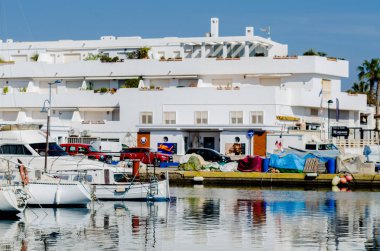 Cabo De Palos, İspanya - 8 Şubat 2019 A güzel marina lüks yatların ve Cartagena turistik sahil kasabası motorlu tekneler