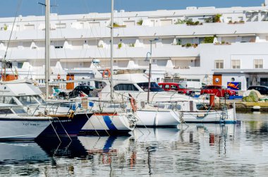 Cabo De Palos, İspanya - 8 Şubat 2019 A güzel marina lüks yatların ve Cartagena turistik sahil kasabası motorlu tekneler