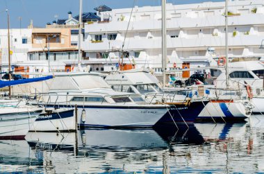 Cabo De Palos, İspanya - 8 Şubat 2019 A güzel marina lüks yatların ve Cartagena turistik sahil kasabası motorlu tekneler