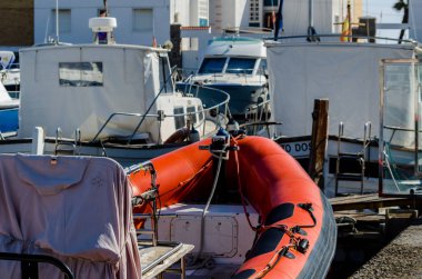 Cabo De Palos, İspanya - 8 Şubat 2019 A güzel marina lüks yatların ve Cartagena turistik sahil kasabası motorlu tekneler