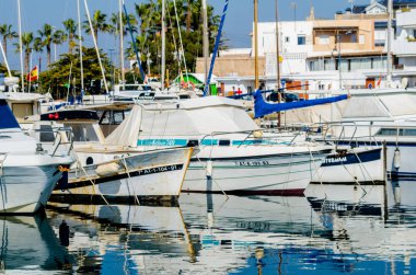 Cabo De Palos, İspanya - 8 Şubat 2019 A güzel marina lüks yatların ve Cartagena turistik sahil kasabası motorlu tekneler