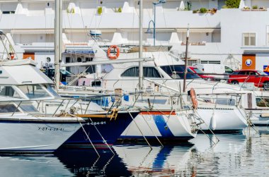 Cabo De Palos, İspanya - 8 Şubat 2019 A güzel marina lüks yatların ve Cartagena turistik sahil kasabası motorlu tekneler