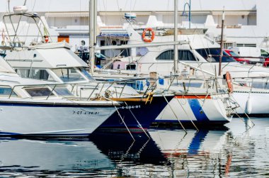 Cabo De Palos, İspanya - 8 Şubat 2019 A güzel marina lüks yatların ve Cartagena turistik sahil kasabası motorlu tekneler