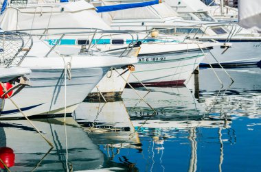 Cabo De Palos, İspanya - 8 Şubat 2019 A güzel marina lüks yatların ve Cartagena turistik sahil kasabası motorlu tekneler