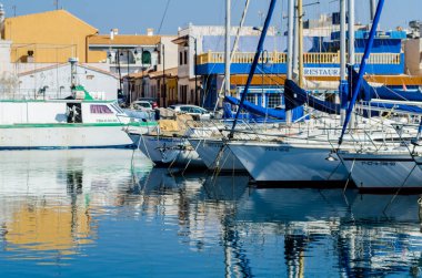 Cabo De Palos, İspanya - 8 Şubat 2019 A güzel marina lüks yatların ve Cartagena turistik sahil kasabası motorlu tekneler