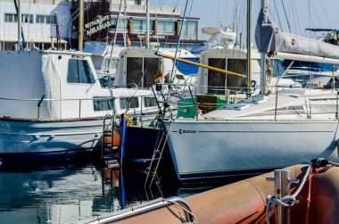 Cabo De Palos, İspanya - 8 Şubat 2019 A güzel marina lüks yatların ve Cartagena turistik sahil kasabası motorlu tekneler