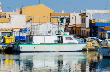 Cabo De Palos, İspanya - 8 Şubat 2019 A güzel marina lüks yatların ve Cartagena turistik sahil kasabası motorlu tekneler