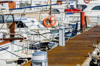 Cabo De Palos, İspanya - 8 Şubat 2019 A güzel marina lüks yatların ve Cartagena turistik sahil kasabası motorlu tekneler