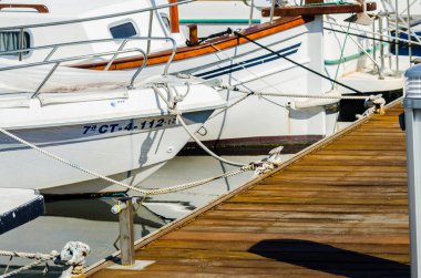 Cabo De Palos, İspanya - 8 Şubat 2019 A güzel marina lüks yatların ve Cartagena turistik sahil kasabası motorlu tekneler