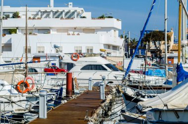 Cabo De Palos, İspanya - 8 Şubat 2019 A güzel marina lüks yatların ve Cartagena turistik sahil kasabası motorlu tekneler