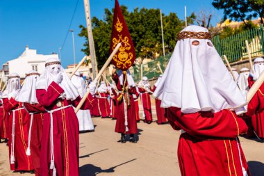 Velez Malaga, İspanya - 27 Mart 2018 insanlar geçit töreninde kutsal hafta İspanyol bir şehirde, Paskalya katılan