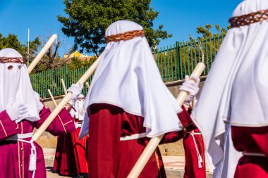Velez Malaga, İspanya - 27 Mart 2018 insanlar geçit töreninde kutsal hafta İspanyol bir şehirde, Paskalya katılan