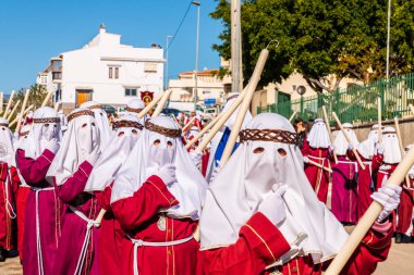 Velez Malaga, İspanya - 27 Mart 2018 insanlar geçit töreninde kutsal hafta İspanyol bir şehirde, Paskalya katılan