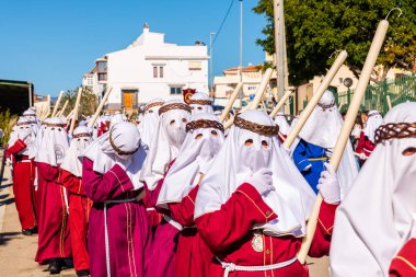 Velez Malaga, İspanya - 27 Mart 2018 insanlar geçit töreninde kutsal hafta İspanyol bir şehirde, Paskalya katılan