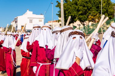 Velez Malaga, İspanya - 27 Mart 2018 insanlar geçit töreninde kutsal hafta İspanyol bir şehirde, Paskalya katılan