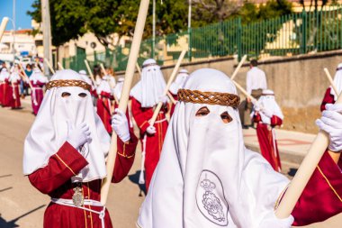 Velez Malaga, İspanya - 27 Mart 2018 insanlar geçit töreninde kutsal hafta İspanyol bir şehirde, Paskalya katılan