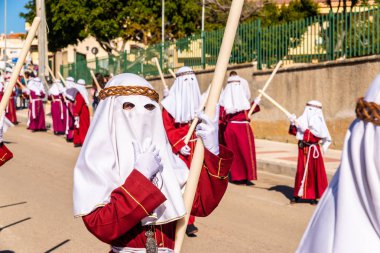 Velez Malaga, İspanya - 27 Mart 2018 insanlar geçit töreninde kutsal hafta İspanyol bir şehirde, Paskalya katılan
