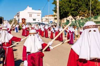 Velez Malaga, İspanya - 27 Mart 2018 insanlar geçit töreninde kutsal hafta İspanyol bir şehirde, Paskalya katılan