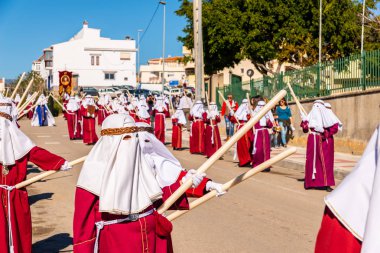 Velez Malaga, İspanya - 27 Mart 2018 insanlar geçit töreninde kutsal hafta İspanyol bir şehirde, Paskalya katılan