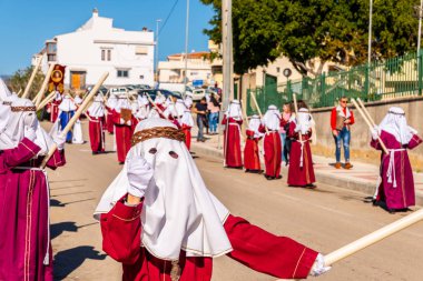 Velez Malaga, İspanya - 27 Mart 2018 insanlar geçit töreninde kutsal hafta İspanyol bir şehirde, Paskalya katılan