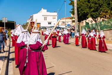 Velez Malaga, İspanya - 27 Mart 2018 insanlar geçit töreninde kutsal hafta İspanyol bir şehirde, Paskalya katılan