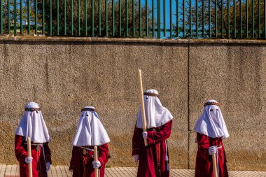 Velez Malaga, İspanya - 27 Mart 2018 insanlar geçit töreninde kutsal hafta İspanyol bir şehirde, Paskalya katılan