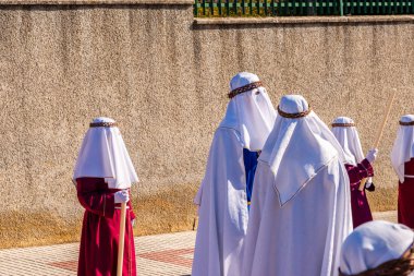 Velez Malaga, İspanya - 27 Mart 2018 insanlar geçit töreninde kutsal hafta İspanyol bir şehirde, Paskalya katılan