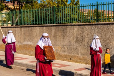 Velez Malaga, İspanya - 27 Mart 2018 insanlar geçit töreninde kutsal hafta İspanyol bir şehirde, Paskalya katılan