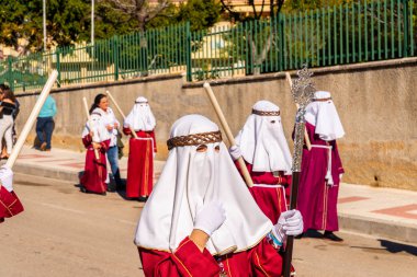 Velez Malaga, İspanya - 27 Mart 2018 insanlar geçit töreninde kutsal hafta İspanyol bir şehirde, Paskalya katılan