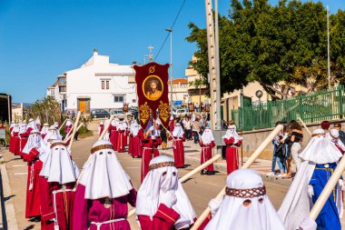 Velez Malaga, İspanya - 27 Mart 2018 insanlar geçit töreninde kutsal hafta İspanyol bir şehirde, Paskalya katılan