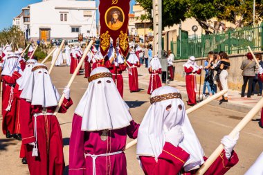 Velez Malaga, İspanya - 27 Mart 2018 insanlar geçit töreninde kutsal hafta İspanyol bir şehirde, Paskalya katılan
