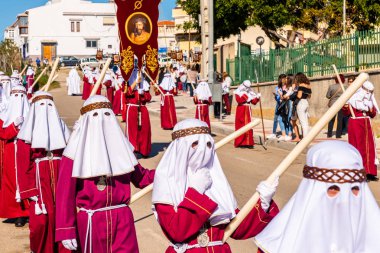 Velez Malaga, İspanya - 27 Mart 2018 insanlar geçit töreninde kutsal hafta İspanyol bir şehirde, Paskalya katılan