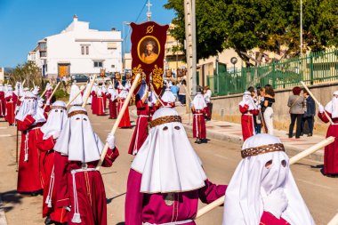 Velez Malaga, İspanya - 27 Mart 2018 insanlar geçit töreninde kutsal hafta İspanyol bir şehirde, Paskalya katılan
