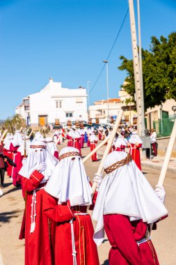 Velez Malaga, İspanya - 27 Mart 2018 insanlar geçit töreninde kutsal hafta İspanyol bir şehirde, Paskalya katılan