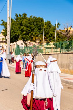 Velez Malaga, İspanya - 27 Mart 2018 insanlar geçit töreninde kutsal hafta İspanyol bir şehirde, Paskalya katılan