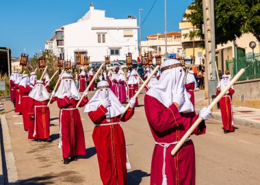 Velez Malaga, İspanya - 27 Mart 2018 insanlar geçit töreninde kutsal hafta İspanyol bir şehirde, Paskalya katılan