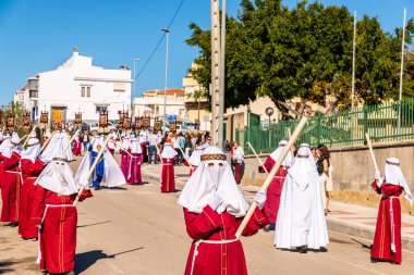 Velez Malaga, İspanya - 27 Mart 2018 insanlar geçit töreninde kutsal hafta İspanyol bir şehirde, Paskalya katılan