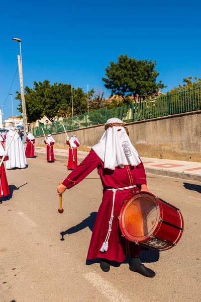 Velez Malaga, İspanya - 27 Mart 2018 insanlar geçit töreninde kutsal hafta İspanyol bir şehirde, Paskalya katılan