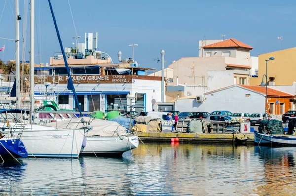 西班牙卡波 德帕洛斯 2019年2月8日在卡塔赫纳附近的旅游海滨小镇上 一个美丽的码头 有豪华的游艇和摩托艇 — 图库照片
