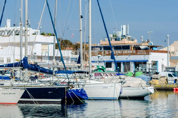パロス スペイン 贅沢なヨットとモーター ボートのカルタヘナ近く観光の海辺の町で美しいマリーナを 2019 — ストック写真