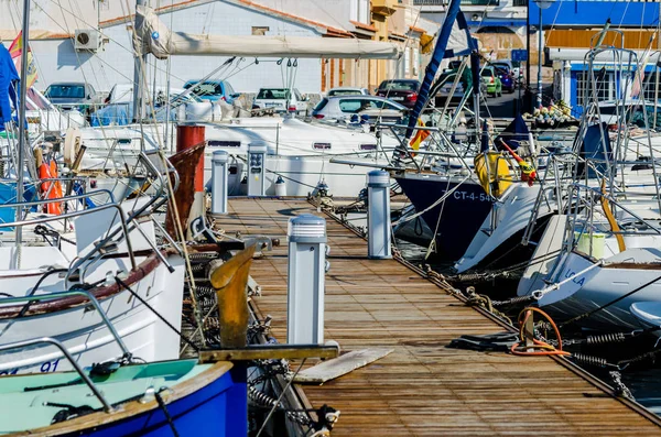 Cabo De Palos, İspanya - 8 Şubat 2019 A güzel marina lüks yatların ve Cartagena turistik sahil kasabası motorlu tekneler