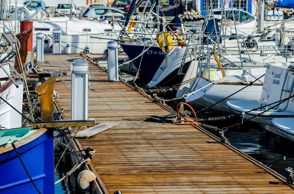 КАБО-ДЕ-ПАЛОС, Испания - 8 февраля 2019 года Красивая гавань с роскошными яхтами и моторными лодками в туристическом приморском городке недалеко от Картахены
